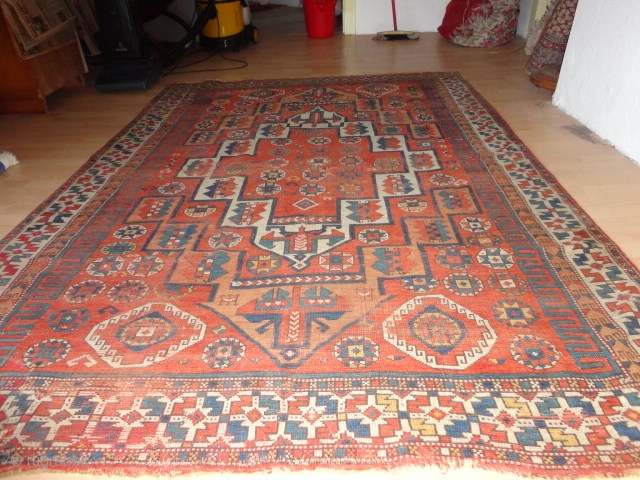 
  Classic  antique  Bergama / Canekale  West-Anatolien  mid 19 th. century

  172 X 242 cm , komplet , shows wear , old repairs , 2 X  ...