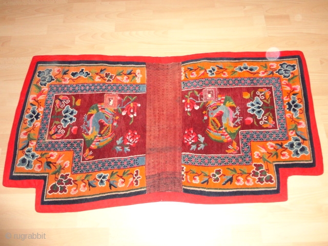 

  Very  fine  and  lovely  Tibetan  saddle rug  round  1920

  134 X 67  cm.  Excellent  condition .    