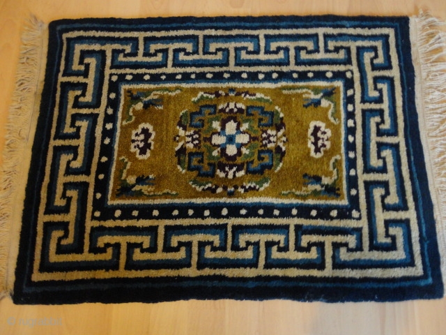 
   Nice  old  chinese  Peking  Baby  rug  56 X 74  cm. , round  1920

   Natural  colors , camel wool  ...