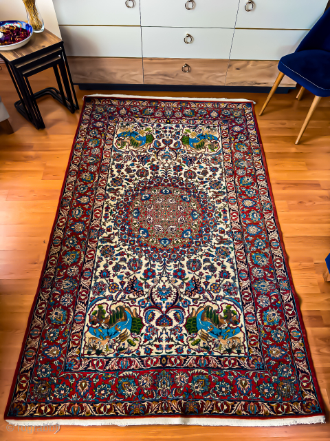 Authentic Hand-Knotted Persian Isfahan Rug (240x150 cm)
Step into a world of timeless elegance with this exquisite hand-knotted Persian Isfahan rug. Measuring a generous 240 x 150 cm (approximately 7'10" x 4'11"), this ...