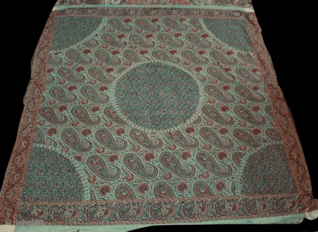 Châle de lune indien du Cachemire antique du 1810e au 1820e siècle, de couleur turquoise rare »
Dans de magnifiques combinaisons de couleurs de design, tailles 5,5 pieds par 5,5 pieds,
Kashmire shawl  