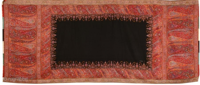 Un châle indien de 1840 siècle à bordure longue "exemple très rare de châle indien du Cachemire" magnifique multicolore avec pashmina à base noire "il mesure 12 pieds de long sur 4,5  ...