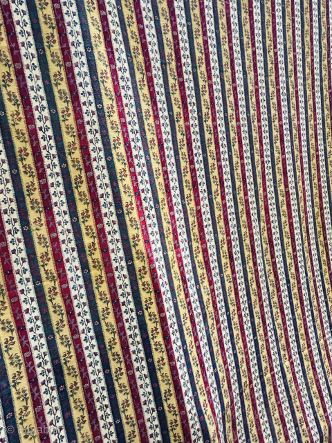 Un châle à rayures du Cachemire, pièce de collection rare et exceptionnelle du XVIIIe siècle.
Rare à trouver dans sa taille d'origine et en parfait état, avec des couleurs éclatantes.
Très léger et doux ...