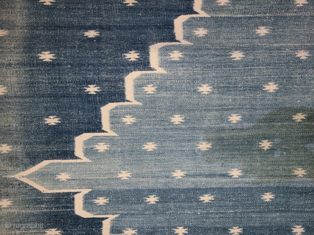 Mirhab Dhurrie.
Indigo cotton flat weave.
72 x 106 inches
Late 19th century
India                       