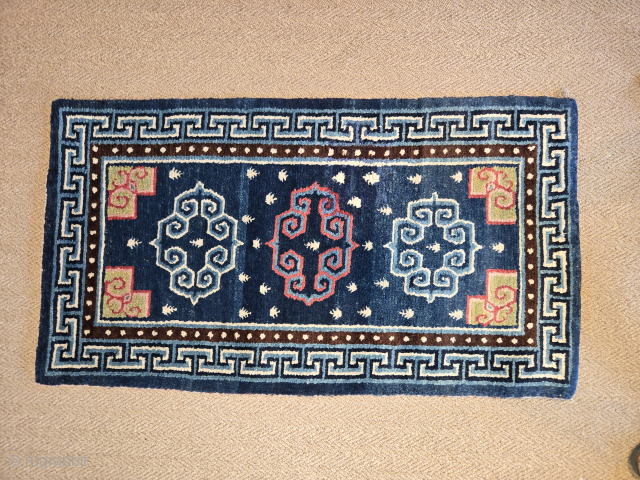 Here is a stunning small Khaden with an unusual corner fret treatment. With beautifully dispersed 'frog feet', and dynamic abrash this khaden features three rams horn medallions. The center medallion is drawn ...