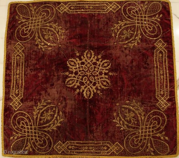 Bocha - 
Square velvet, areas of wear.
Size: 78x74cm.                         