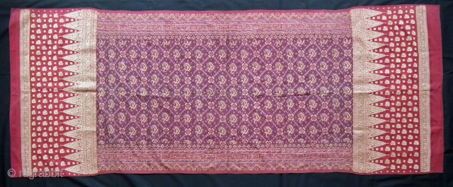 Shoulder cloth. Palembang. Indonesia
Material: Silk, metallic yarn brocade.
Size: 192x75cm. Circa: 1920.
                      