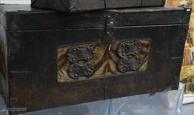 Tibetan chest , 19th century, Lenght 88 cm x Depth 34 cm x Height 44 cm