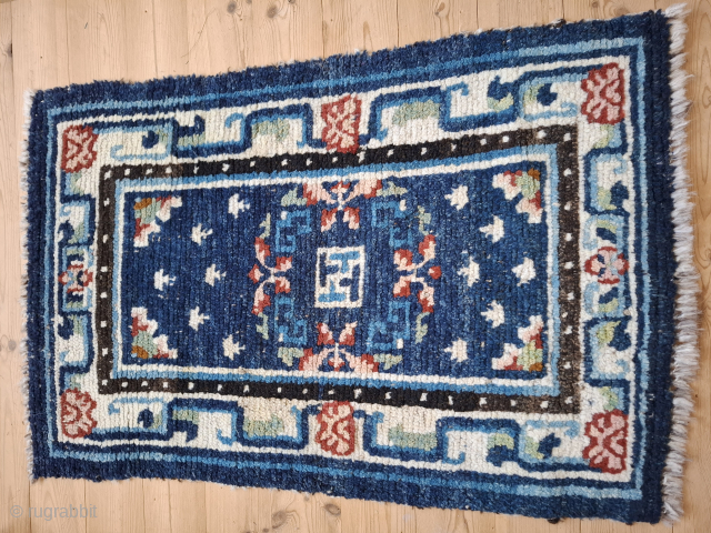 A tibetan " Taden " undersaddle rug from around 1900 in all wool.
52x80 cm
Great condition.
Professionally cleaned.

Price on request               