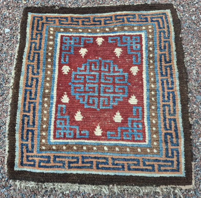 Tibetan Khagangma from late 19th century in all wool.
Glowing natural dyes.
65x61 cm

Over all good condition with minor wear

300 Euro + shipping            