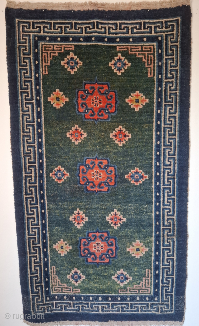 A beautiful tibetan Khaden with a stunning rare green middlefield. 
Late 19th century in all wool.
Overall very good condition,  one professionally executed repair in the upper left side.
154x86 cm   