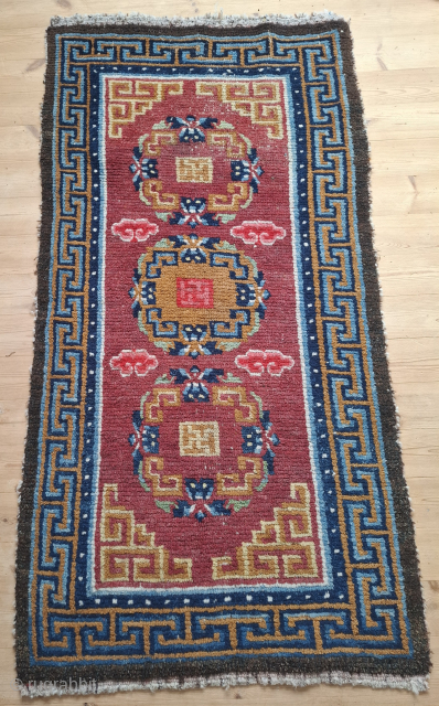 A beautiful tibetan Khaden from around 1900 in all wool. All good dyes except one of what I can see. Professionally cleaned. 
Some lighter wear but nothing serious and no holes or  ...