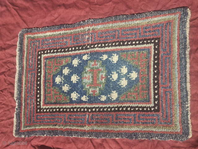 A wonderful 19th century tibetan Wangden
Great vegetal dyes and wool
97x63 cm
More detailed pictures, condition report and price on demand