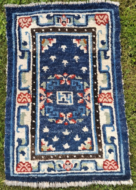A tibetan upper saddle in all wool and organic dyes as it seems.Late 19th century. 
Very good condition and just back from professional cleaning. 
52x80 cm.
Wonderful and collectable piece.


For sale at just  ...