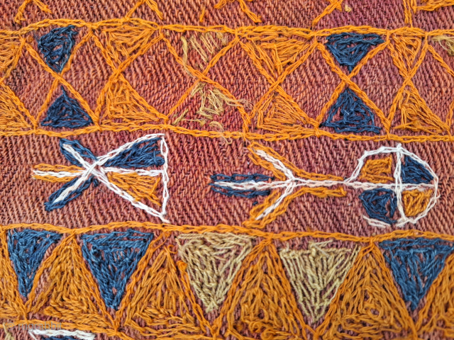 A beautiful embroidered Ma'dan wedding blanket ( Izar) from the marshes in southern Iraq.  This is an older piece probably 1940's. 135x250 cm

Lovely textile art 

380 us plus shipping   
