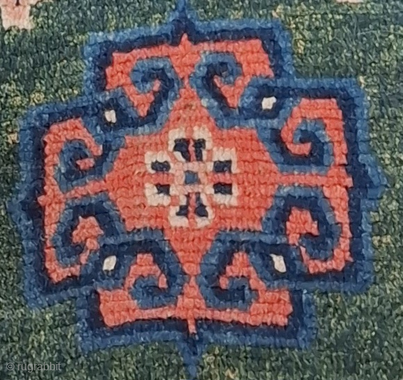 A wonderful tibetan Khaden late 19th century in all wool. 
Spectacular green with multiple abrashes. 
Three Eastturkestan influenced medallions. 
86x154 cm.
Great condition,  one professionally executed repair. 
Just back from Pazyryk 40  ...