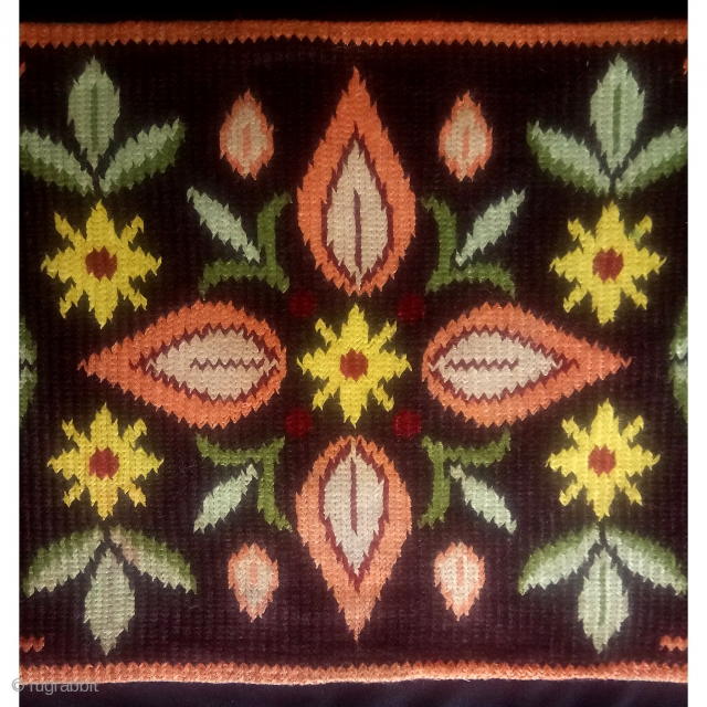 Embroidery wool on linen, size: 53*41 cm                          