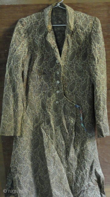ANTIQUE HIMROO SILK FABRIC SHERWANI 19 TH CENTURY .

 SIZE 115 CM LENGTH x 41 CM MID SECTION

ABOUT HIMROO 

Himroo is one of the oldest fabric used as dress material by nobility.  ...