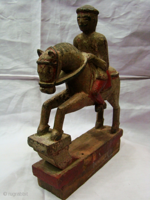  Polychrome Wooden Horse Toy .

Polychrome Wooden Toy from Central India ( Maharashtra ).

Horse with a Rider in good condition.



             