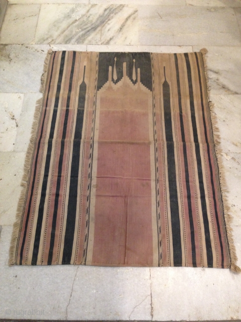Cotton Carpet for Praying in Rajasthan.

 Hand Weaving and Natural Colors.

 Very Old and Good Condition.

 Size: 80 x 105 cms            