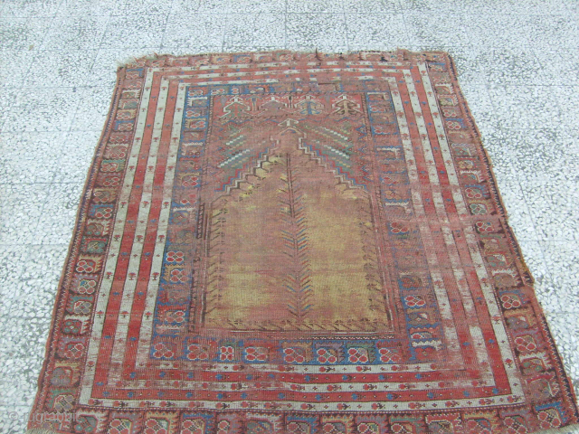 antique mudjur rug
cond:very low
155x133 cm