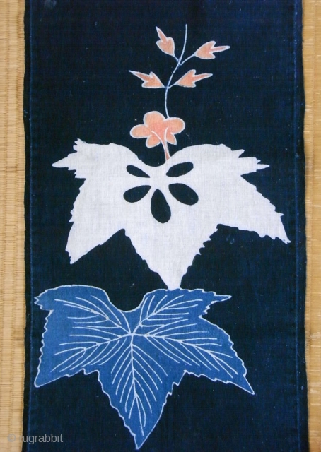 Phoenix feather and pawlonia indigo tsutsugaki panel, Japan, Meiji (circa 1890), cm 157x32. Striking panel of hand-drawn rice-paste resisted tsutsugaki indigo cotton, dating to the second half of Meiji period (1868-1912). It  ...