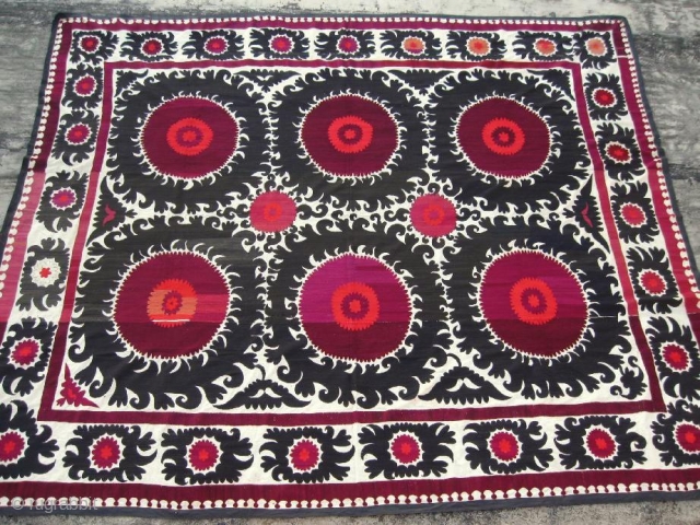 Antique Uzbek suzani from Samarkand, Central Asia, in excellent condition, early of 20th century. Silk embroidery on cotton. Size is 10'8" - 9'4", 320 - 280cm.       