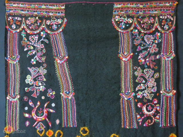 Tunisa Arab tribal wedding veil. embroidery on hand loomed and tie-dyed wool fabric. Traditional Tunisian couching embroidery with their designs. Circa 1940s
Size: 30″ X 42″ with tassels      