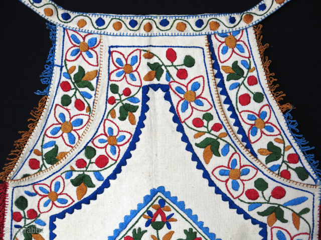 Hungarian apron silk embroidery on hand loomed cotton, a folk art item early 20th century, size : 18.5 " X 16 " - 47 cm X 41 cm     