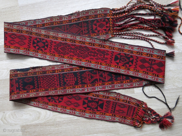 Eastern Turkey Sivas wide ceremonial band in good condition. Circa 1900 - size : 122" X 6,5" -- 310 cm X 16 cm          