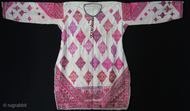 Pakistan Swat valley ethnic dress, in good condition. Size : arm to arm 55" X height 34 " - 140 cm X 87 cm         