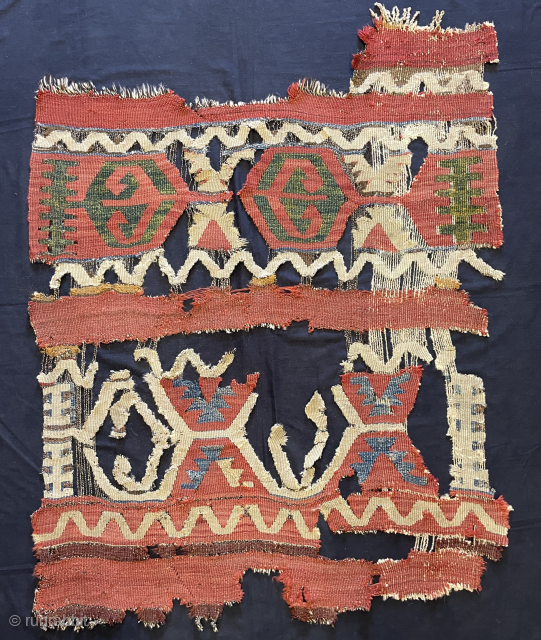 Anatolian  early 18. Century  fragmand kilim size 130 x 110 cm                    