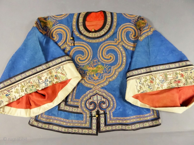 Informal chinese jacket for women - 19c Qing Dynasty. With lion's badges. Excellent condition except dicret water halo on the blue silk and light spots on cream silk handles. Hight 63 cm,  ...