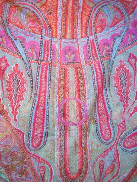 Rare indian jamawar Kanikar shawl 1835/1855 woven with nine colors. Amazing graphics-based on circles and boteh arabesque interlaced and that wrap under the effect of several overlays interlacing. Very fine weaving, as  ...