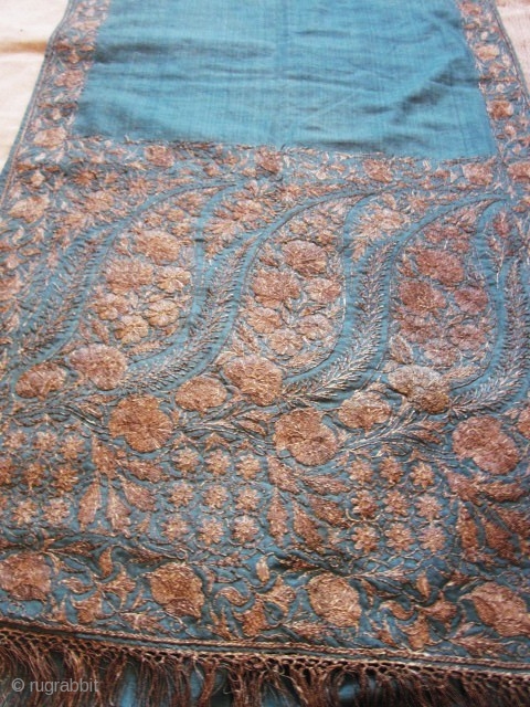 Turquoise Pashmina sash embroidered with silver thread - Kashmir India early 19c- 
Circa 1800/1840

India for western

Amazing turquoise pashmina sash or scarf embroidered with silver thread in India (Kashmir) for Western Europe. Embroidered  ...