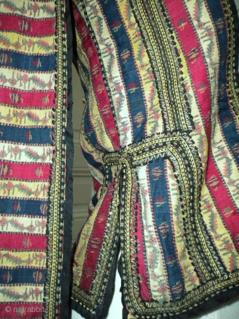 Ottoman man's jacket in very thin and early kashmir kani weave.Circa 1800/1850

Made in India for the Turkish market. Long sleeves fall back on the shoulders or back. This coat is fully trimmed  ...