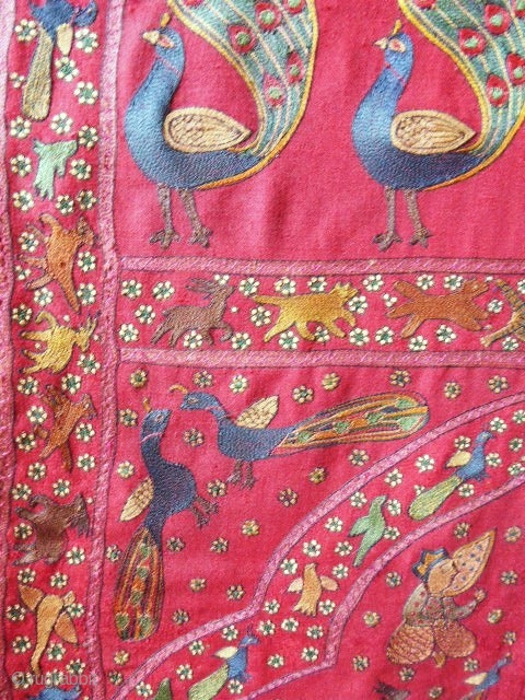 Rare embroidered Indian patka from the Mochi community from the early twentieth century. Chain stitch embroidery with silk thread polychrome on twill wool scarlet red. Fully lined with red cotton. Animal repertory  ...