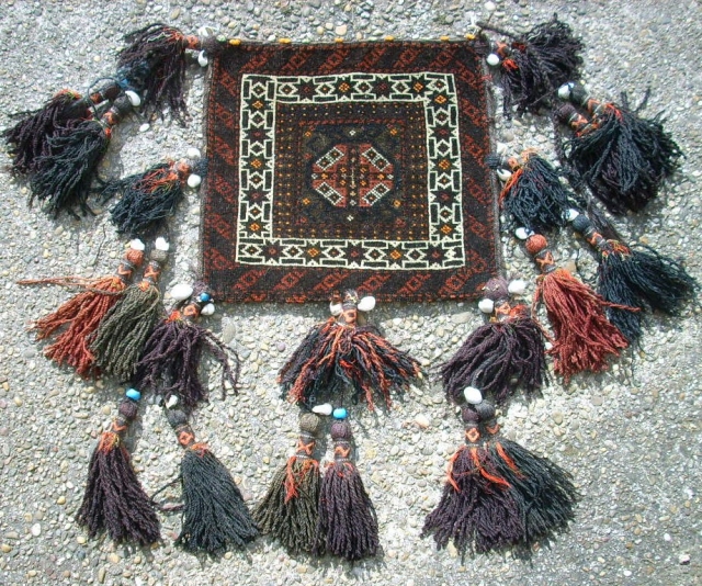 Very old Baluch bag. Size: 37 x 34 cm. With silk. Fine knotting. Perfect condition. Both sides are knotted. Great wool.            