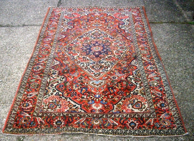 Wonderful old Bachtiari. Size: 132 x 206 cm. Very fine knotting.                      