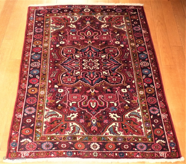 Perfect small Heriz rug. Size: 107 x 137 cm. Very good condition.                     