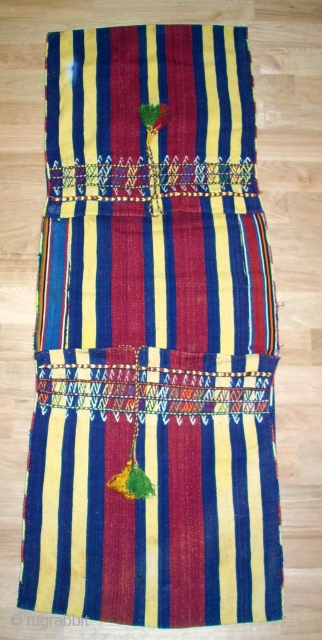 Very interesting silk Heybe. Size: 113 x 41 cm.                        