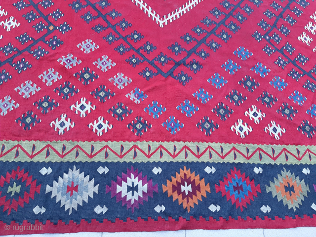 
Huge Pirot sarkoy kilim in good condition, dimensions 4 x 3.5m,  with interesting borders.
Ask for the price               