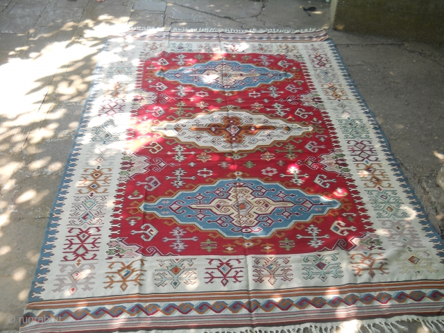 Sarkoy Balkan area kilim, Beogradsko kolo.
Dimensions about 300 x 200 cm.
Very slim and neat carpet in the early twentieth century.
There are a few old repairs ...       