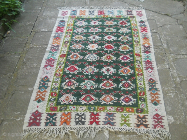 Antique Pirot sarkoy kilim pattern: Djulovi na lanci. 
Age: end of 19th century. 
Dimensions: about 200x150, very rear and unique ornament and color.          