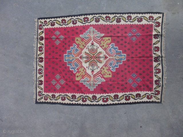 
Antique Pirot sarkoy kilim pattern: Persijska kruna.
Age: end of 19th century. 
Dimensions: about 200x150, very rear ornament.                