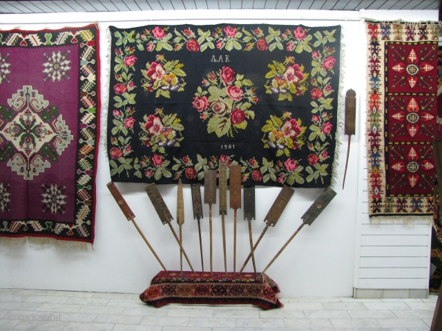 20 distaff for spinning wool. 
Age: 19 and 20 century
Material: Carved and painted wood
Very nice and good condition...

               