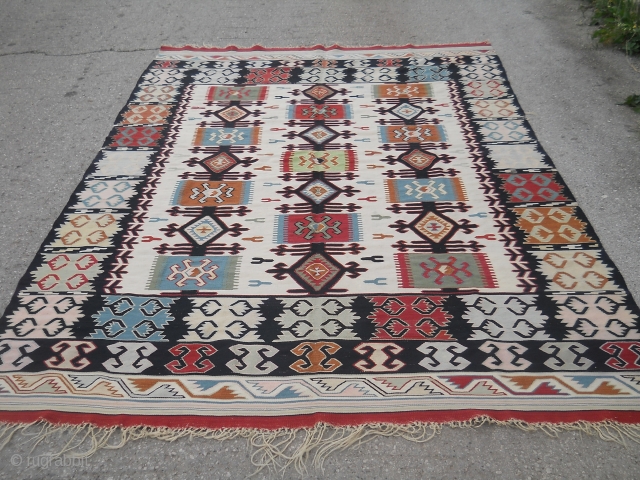 The old Anatolian Sarkoy kilim, about a hundred years old, measuring about 290 to 190cm.
                  