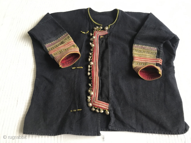 Vintage Yao Child's Tunic from the '70s in very good condition. If you collect this category, this is a good example. More Info https://wovensouls.com/products/1375-vintage-yao-tribal-embroidery-textile-art-childs-tunic-costume

NO LONGER AVAILABLE.       