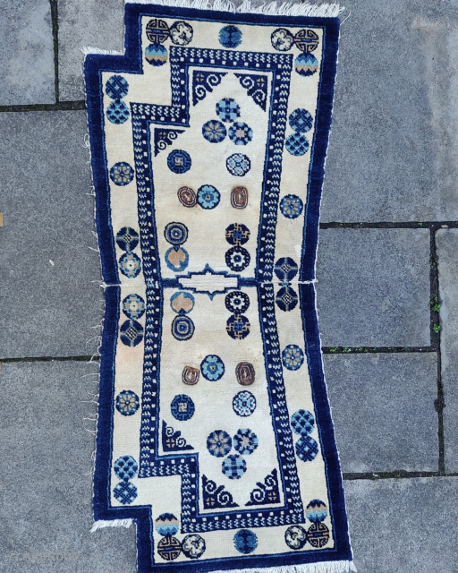 Saddle rug, China c1900 140x60cm
Attractive design of small circular medallions
on an ivory ground. Nice wide flare from a narrow waist.
yamdrok108@gmail.com ig: yamdrok_gallery