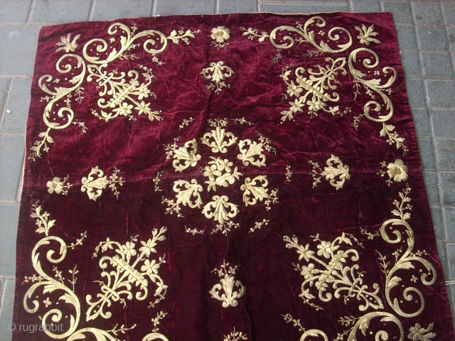 OTTOMAN RED VELVET EMBRODERI LATE 19/ SIZE 105-105 CM MINT CONDITION                      